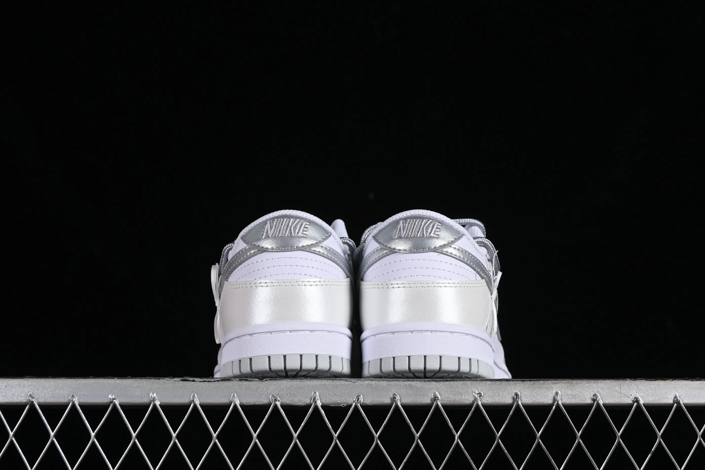 All Categories Nk SB Dunk Series Nk SB Dunk Low Low-top sneakers Nk Dunk Low Fresh silver ballet lace strap SB strap low-top casual sneakers DH9765-102